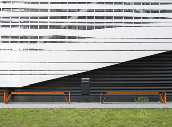 Deutschland, Nordrhein-Westfalen, Aachen, RWTH Aachen University, Fassade des Hörsaalgebäudes, Bänke - HL000371