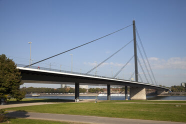 Deutschland, Nordrhein-Westfalen, Düsseldorf, Rheinkniebrücke - WIF000334