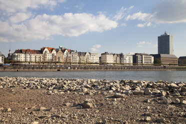 Germany, North Rhine-Westphalia, Duesseldorf, houses on the Rhine riverbank - WI000331