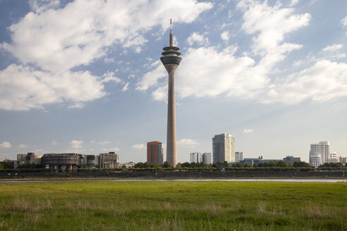 Deutschland, Nordrhein-Westfalen, Düsseldorf, Parlamentsgebäude, Landtag, Rheinturm - WIF000328