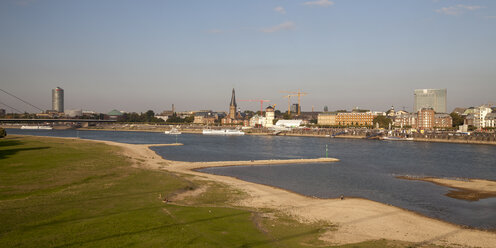 Deutschland, Nordrhein-Westfalen, Düsseldorf, Rheinufer mit Lambertuskirche und Schlossturm - WIF000327