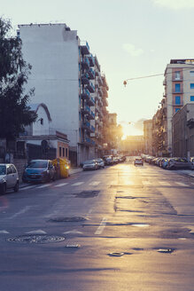 Italien, Sizilien, Palermo, Straßenansicht bei Sonnenuntergang - MF000809