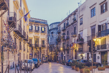 Italien, Sizilien, Palermo, Straßenansicht im Abendlicht - MFF000822