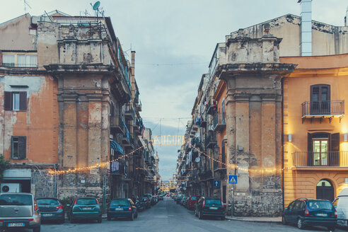 Italien, Sizilien, Palermo, Straßenansicht im Abendlicht - MF000829