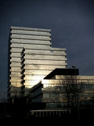 Wolkenkratzerfassade mit Spiegelungen, Koblenz, Rheinland-Pfalz, Deutschland - CSF020692