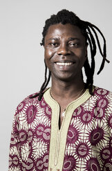 Porträt einer lächelnden afrikanischen Tänzerin in traditioneller Kleidung - DISF000386