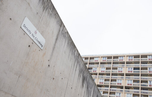 Vereinigtes Königreich, England, Bristol, Betonmauer, die einen Spielplatz vor einem Gebäude umgibt - DISF000435
