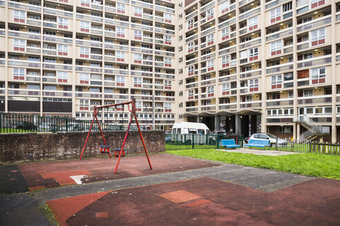 Vereinigtes Königreich, England, Bristol, Spielplatz vor dem Gebäude - DIS000436