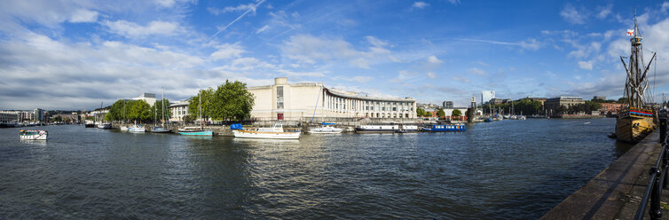 Vereinigtes Königreich, England, Bristol, Panoramablick auf den Hafen und das Theater am Fluss Avon - DISF000440