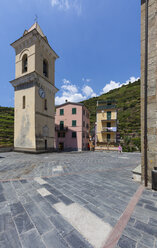Italien, Ligurien, La Spezia, Cinque Terre, Manarola, Blick auf Platz und Kirche - AMF001748