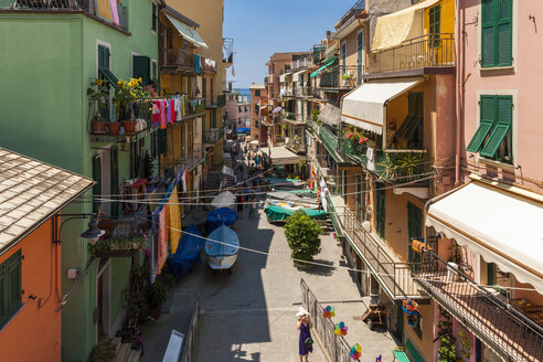 Italien, Ligurien, La Spezia, Cinque Terre, Manarola, Blick auf Gasse mit Wohnhäusern - AMF001771