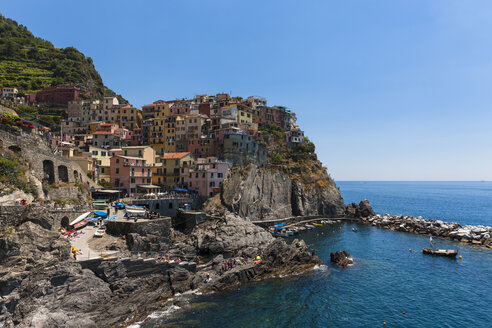 Italien, Ligurien, La Spezia, Cinque Terre, Manarola, Blick auf Küste und Dorf - AM001772