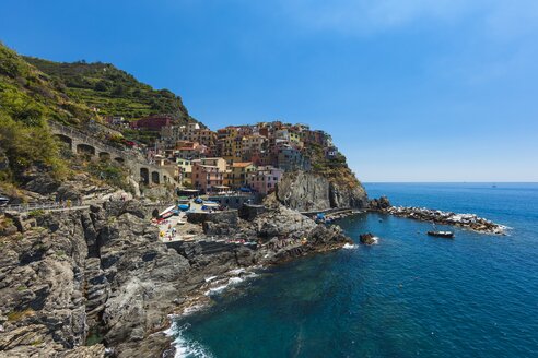 Italien, Ligurien, La Spezia, Cinque Terre, Manarola, Blick auf Küste und Dorf - AMF001769
