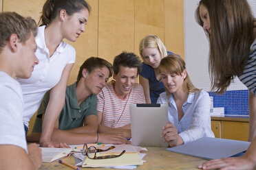 Germany, Baden-Wuertemberg, seven students with tablet computer - CHAF000110