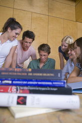 Deutschland, Baden-Württemberg, sechs Schüler lernen gemeinsam - CHAF000111