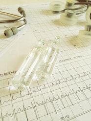 Ruhe-EKG mit Stethoskop und Ampullen, EKG zeigt eine absolute Arrhythmie bei Vorhofflimmern, Freiburg, Deutschland - DRF000473