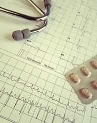 Ruhe-EKG mit Stethoskop und Tablettenblister, EKG zeigt eine absolute Arrhythmie bei Vorhofflimmern, Freiburg, Deutschland - DRF000472