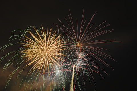 Deutschland, Bayern, Kochel am See, Feuerwerk am Nachthimmel, lizenzfreies Stockfoto