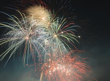 Deutschland, Bayern, Kochel am See, Feuerwerk am Nachthimmel - LA000474