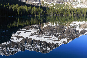 Kanada, Britisch-Kolumbien, Yoho Nationalpark, Mount Shaffer spiegelt sich im Lake O'Hara - FOF005844