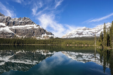 Canada, British Columbia, Yoho Nationalpark, Lake O'Hara with mountains - FOF005841