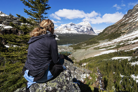 Kanada, Britisch-Kolumbien, Yoho Nationalpark, Tourist in Berglandschaft oberhalb des Lake O'Hara, lizenzfreies Stockfoto