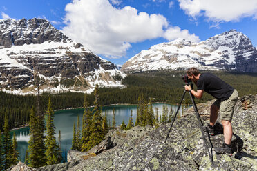 Canada, British Columbia, Yoho Nationalpark, Photographer above Lake O'Hara - FOF005834