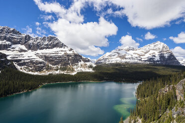 Canada, British Columbia, Yoho Nationalpark, Lake O'Hara with mountains - FOF005832