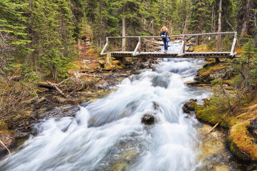 Kanada, Britisch-Kolumbien, Yoho Nationalpark, Frau auf Fußgängerbrücke über Cataract Brook - FOF005874