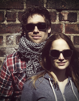 Porträt eines jungen Paares mit Holzsonnenbrille - HOHF000407
