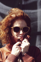 Porträt einer jungen Frau mit roten Haaren und Holzsonnenbrille - HOHF000402