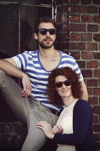 Porträt eines jungen Paares mit Holzsonnenbrille, lizenzfreies Stockfoto