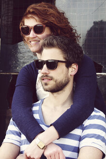 Porträt eines jungen Paares mit Holzsonnenbrille - HOHF000405