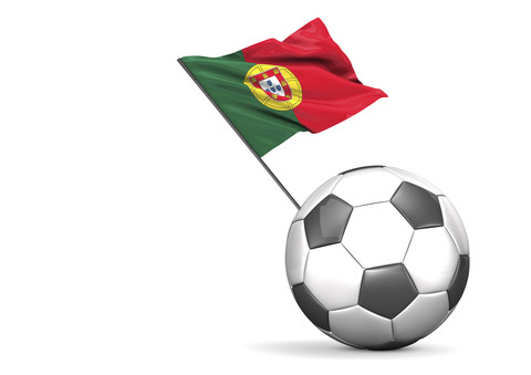 Fußball mit Flagge von Portugal, 3D-Rendering, lizenzfreies Stockfoto