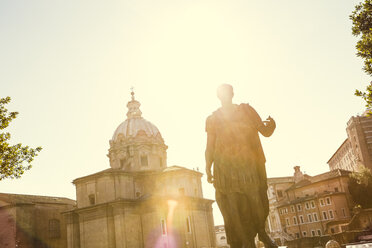 Itlay, Rom, Statue von Julius Caesar im Gegenlicht - DISF000418