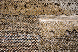 Italien, Tivoli, Detail des antiken Mauerwerks in der Hadriansvilla - DISF000417