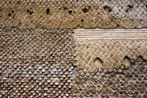 Italy, Tivoli, detail of antique brickwork at Hadrian's Villa - DISF000417