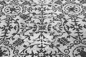 Italien, Tivoli, Teil eines schwarz-weißen Mosaikbodens mit floralen Ornamenten in der Hadriansvilla - DIS000413