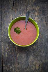 Schale mit Tomatensuppe auf Holztisch - LVF000510