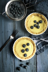 Zwei Törtchen mit Lemon Curd (englisches Zitronendessert) und Blaubeeren, Studio - SBDF000483