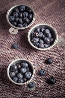 Drei Zinkschalen mit Blaubeeren auf Tuch - SBDF000507