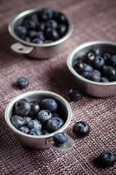 Drei Zinkschalen mit Blaubeeren auf Tuch - SBDF000508