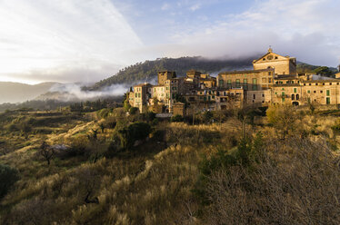 Spanien, Balearen, Mallorca, Valldemossa, S'Arxiduc, Blick auf Dorf mit Kartause, Kartäuserkloster - THA000013