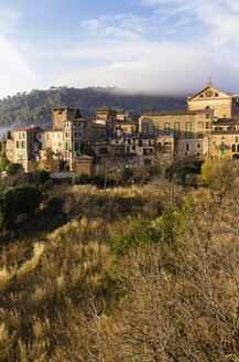 Spanien, Balearen, Mallorca, Valldemossa, S'Arxiduc, Blick auf Dorf mit Kartause, Kartäuserkloster - THA000015