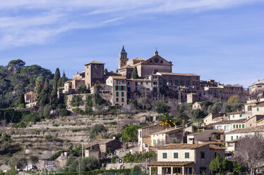 Spanien, Balearische Inseln, Mallorca, Valldemossa, S'Arxiduc, Blick auf Dorf mit Kirche - THAF000022