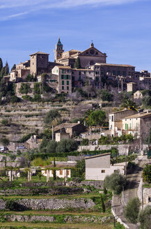 Spanien, Balearische Inseln, Mallorca, Valldemossa, S'Arxiduc, Blick auf Dorf mit Kirche - THAF000023