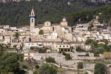 Spanien, Balearische Inseln, Mallorca, Valldemossa, S'Arxiduc, Blick auf Dorf mit Kirche - THA000024