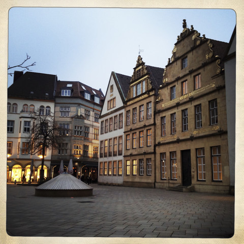 Traditionelle Gebäude am Alten Markt aus dem 16. und 17. Jahrhundert, wiederaufgebaut nach dem Zweiten Weltkrieg in den 1950er Jahren, Bielefeld, Deutschland, lizenzfreies Stockfoto