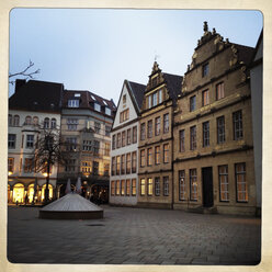 Traditionelle Gebäude am Alten Markt aus dem 16. und 17. Jahrhundert, wiederaufgebaut nach dem Zweiten Weltkrieg in den 1950er Jahren, Bielefeld, Deutschland - ZMF000176