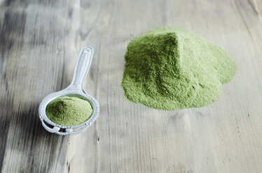 Moringa powder on spoon and wooden table - CZF000134